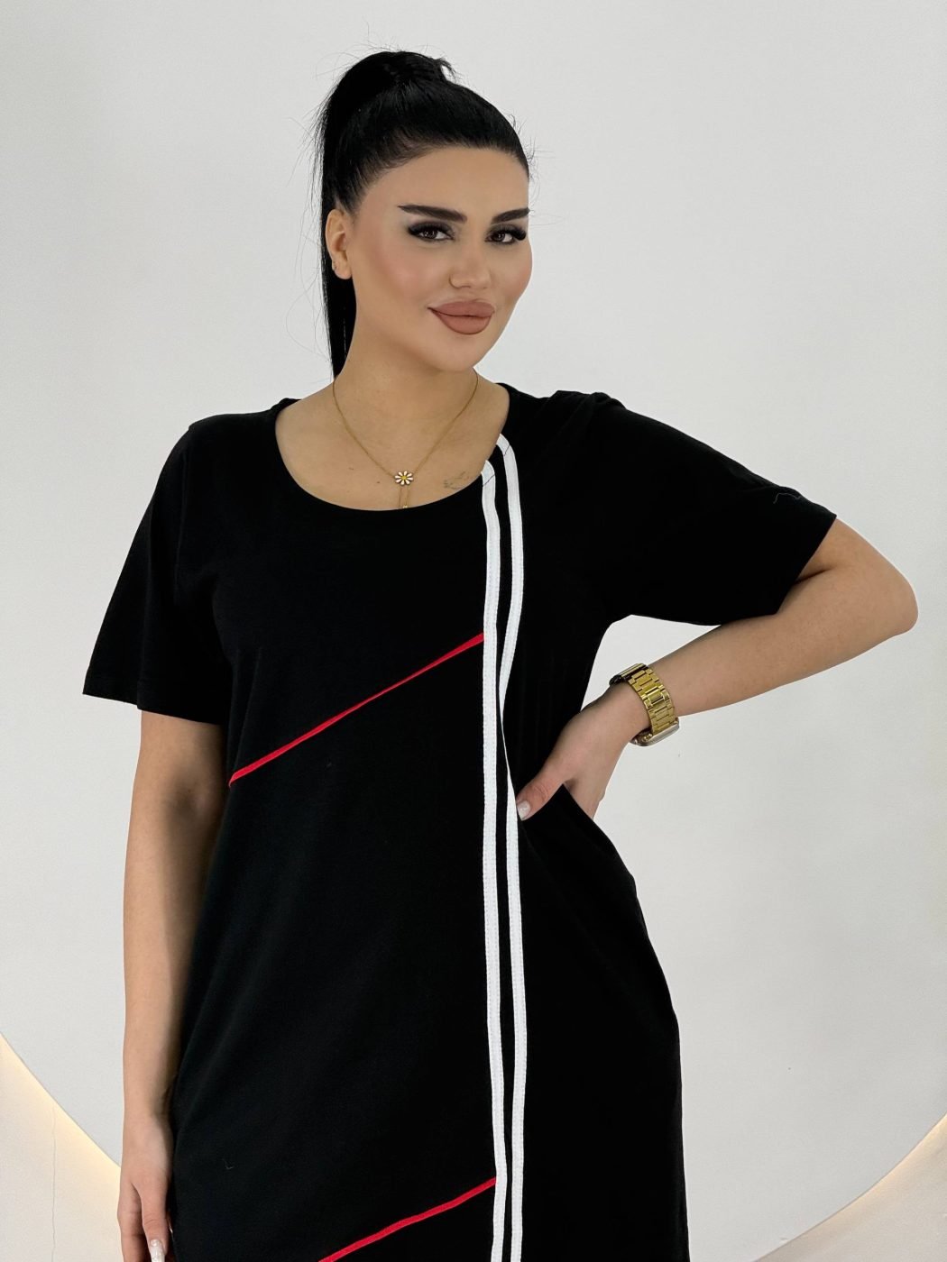 Düz rəngli, önü ağ lentli çəpinə qırmızı zolaqlı yay donu