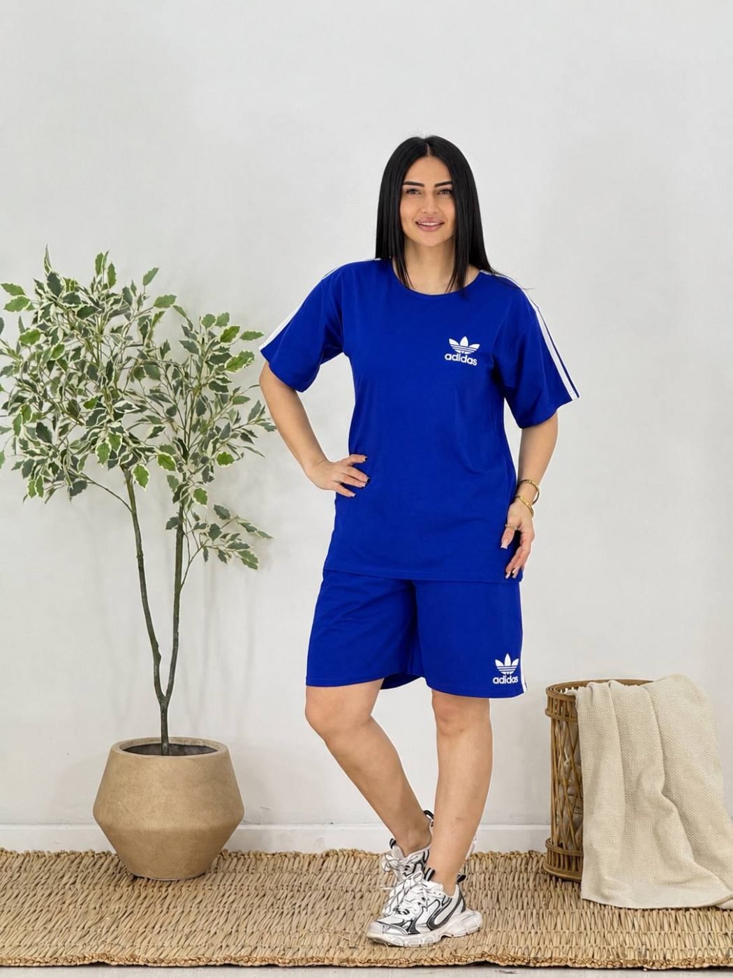 Adidas yazılı üç zolaqlı qısaqol şortlu yay dəsti